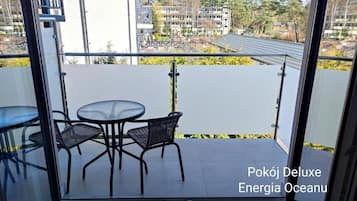 Deluxe-Doppelzimmer, Balkon, Gartenblick | Speisen im Freien