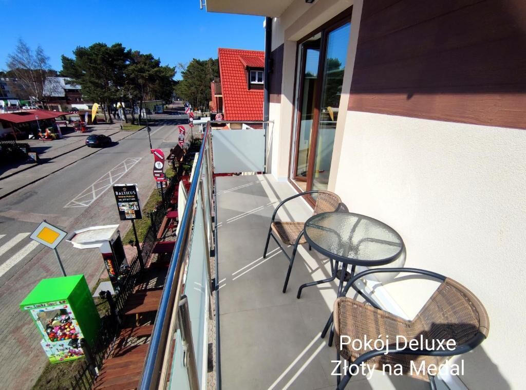 Dobbeltrom – deluxe, balkong, byutsikt | Utendørsservering