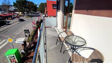 Dobbeltrom – deluxe, balkong, byutsikt | Utendørsservering