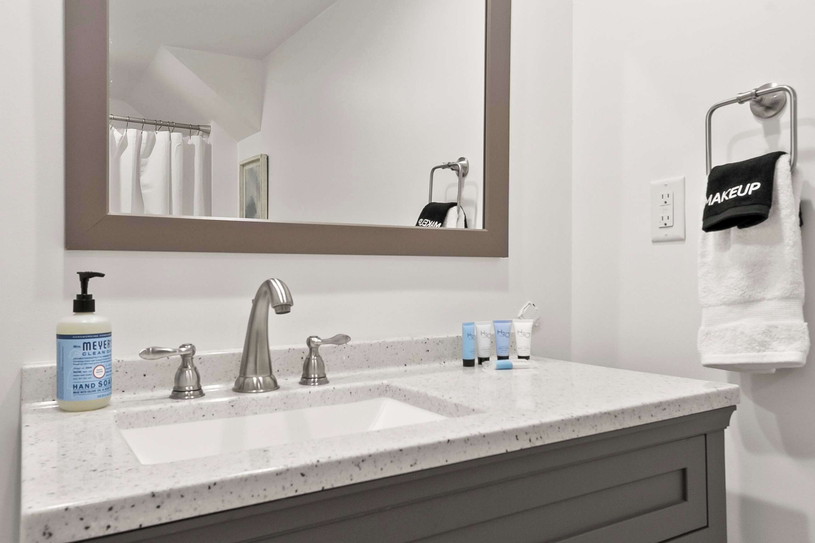 Douche, sèche-cheveux, serviettes fournies, shampoing