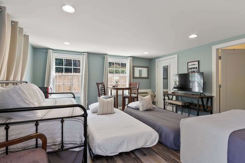 The Dearing Guest House - Private, Gameday Studio