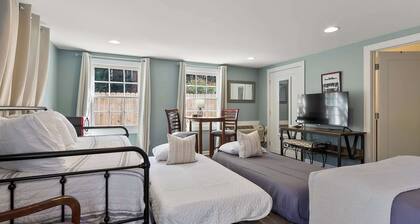 The Dearing Guest House - Private, Gameday Studio