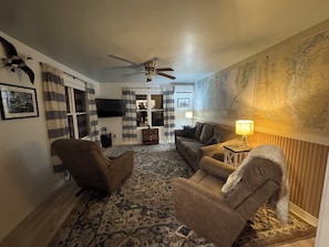 Living area - Lovely 3-bedroom house with AC in charming Westover (Westover)