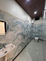 Ducha, toallas, jabón, shampoo