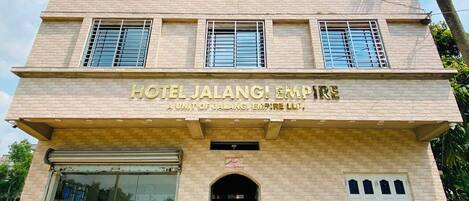 Un bâtiment d’hôtel portant une enseigne indiquant « HÔTEL JALANGI EMPIRE » et abritant une succursale de Jalangi Empire LLP.