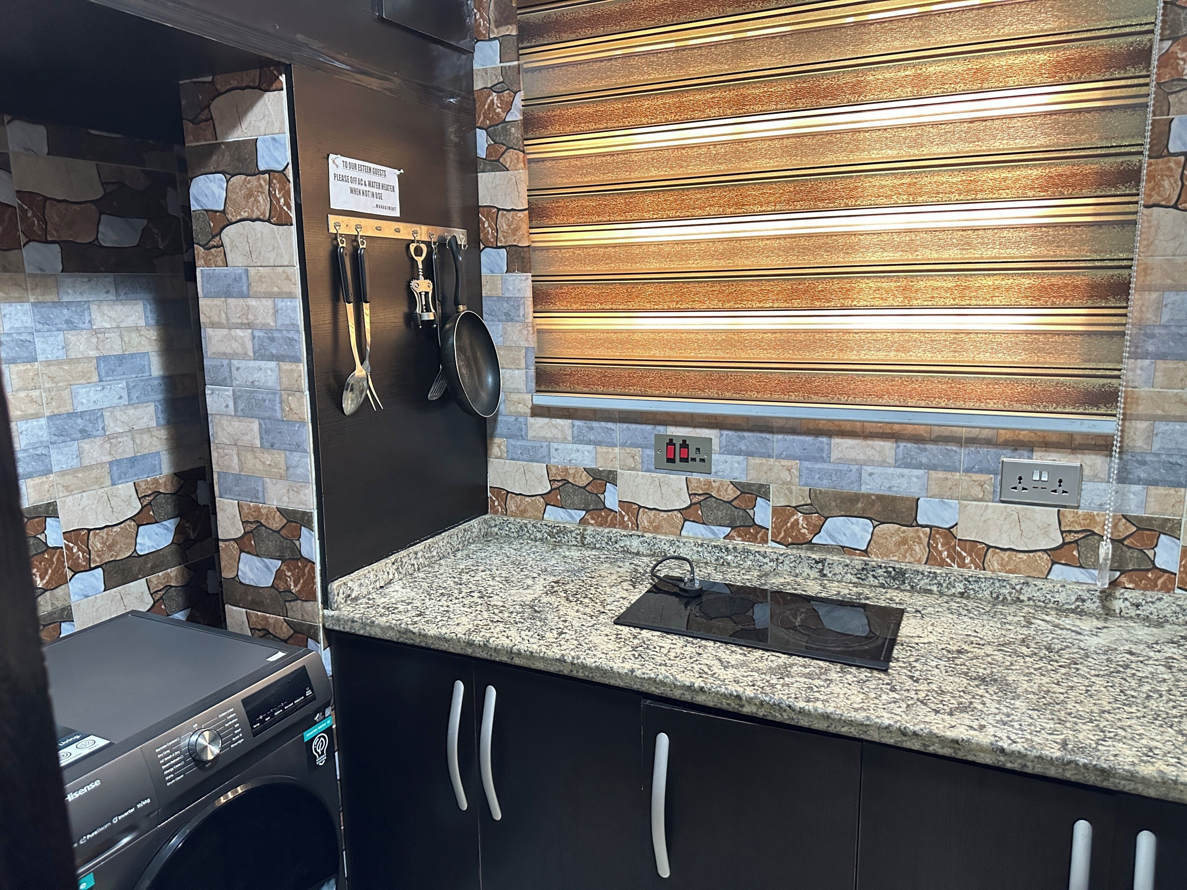 Apartamento Deluxe | Cocina privada | Frigorífico, microondas, horno y placa de cocina