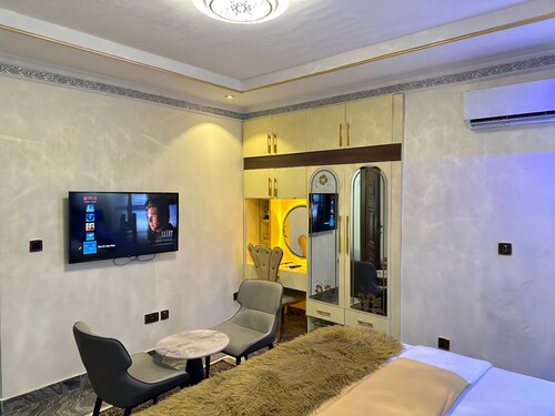 Tobby Royal Suites