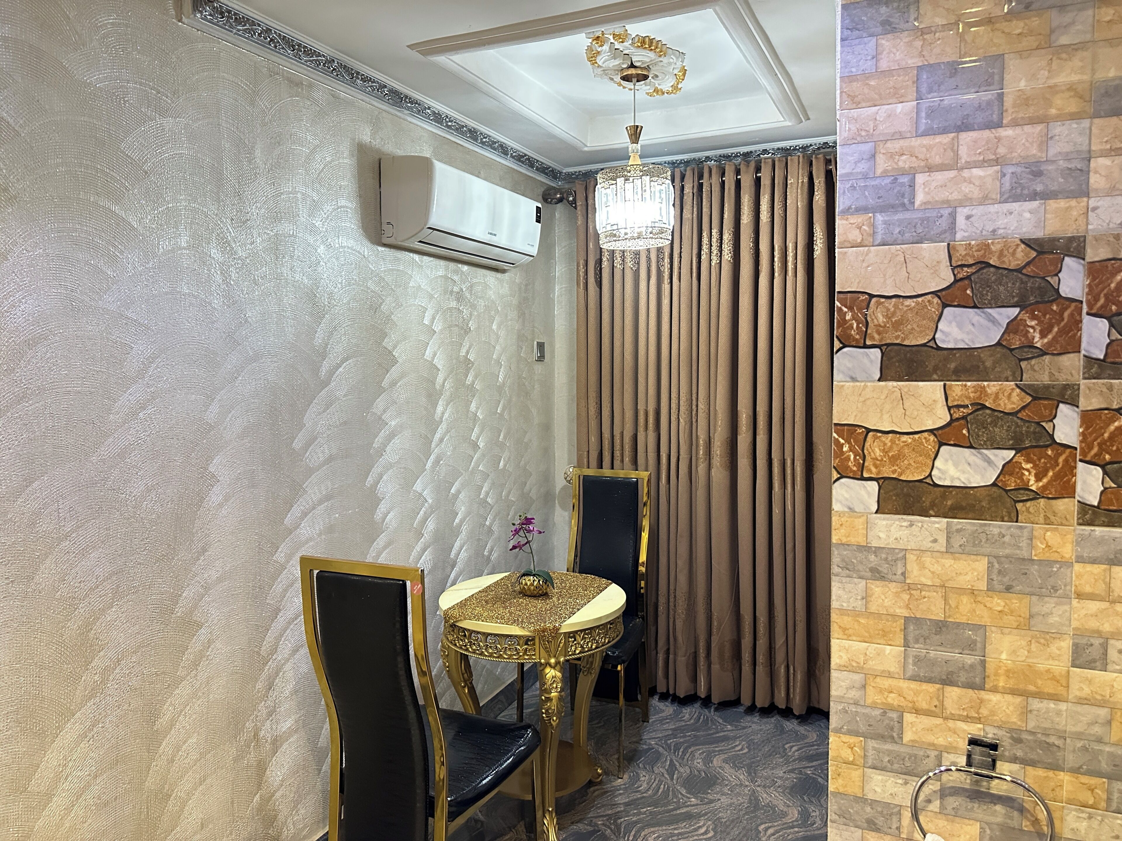 Apartamento Deluxe | Servicio de comidas en la habitación