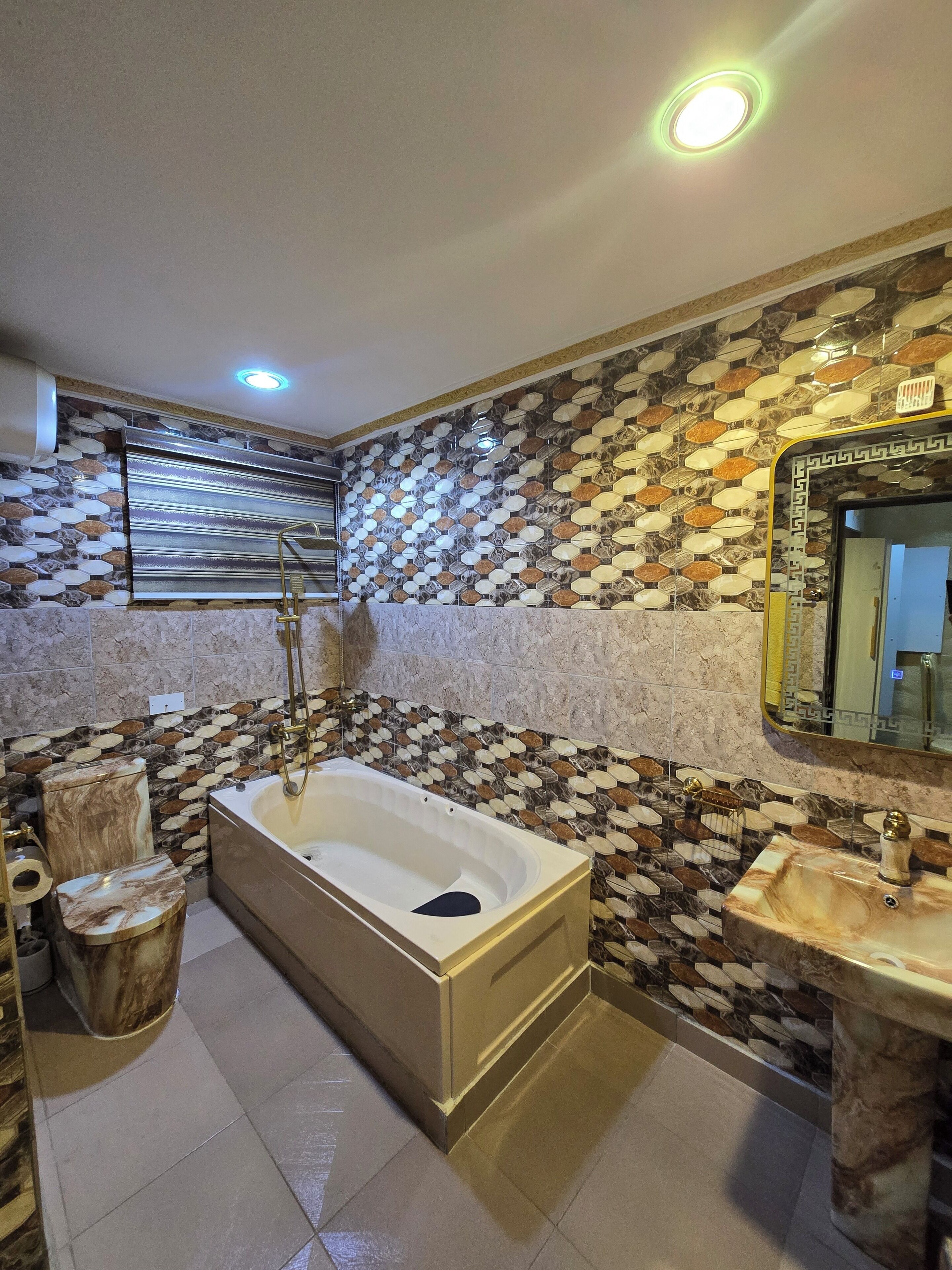 Business Room, Non Smoking | Bathroom | Shower, free toiletries, bidet, towels