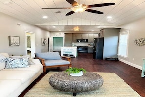 Smart TV - Cheerful 2 bedroom cottage 3 blocks from the beach (Port St. Joe)