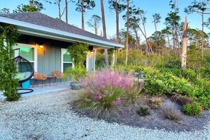 Terrace/patio - Cheerful 2 bedroom cottage 3 blocks from the beach (Port St. Joe)