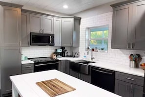 Private kitchen - Cheerful 2 bedroom cottage 3 blocks from the beach (Port St. Joe)