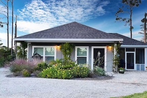Exterior - Cheerful 2 bedroom cottage 3 blocks from the beach (Port St. Joe)