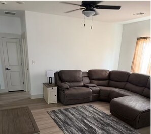 Living area - NEW HOME! Halito House- Casinos, Concerts, and Lake Texoma (Calera)