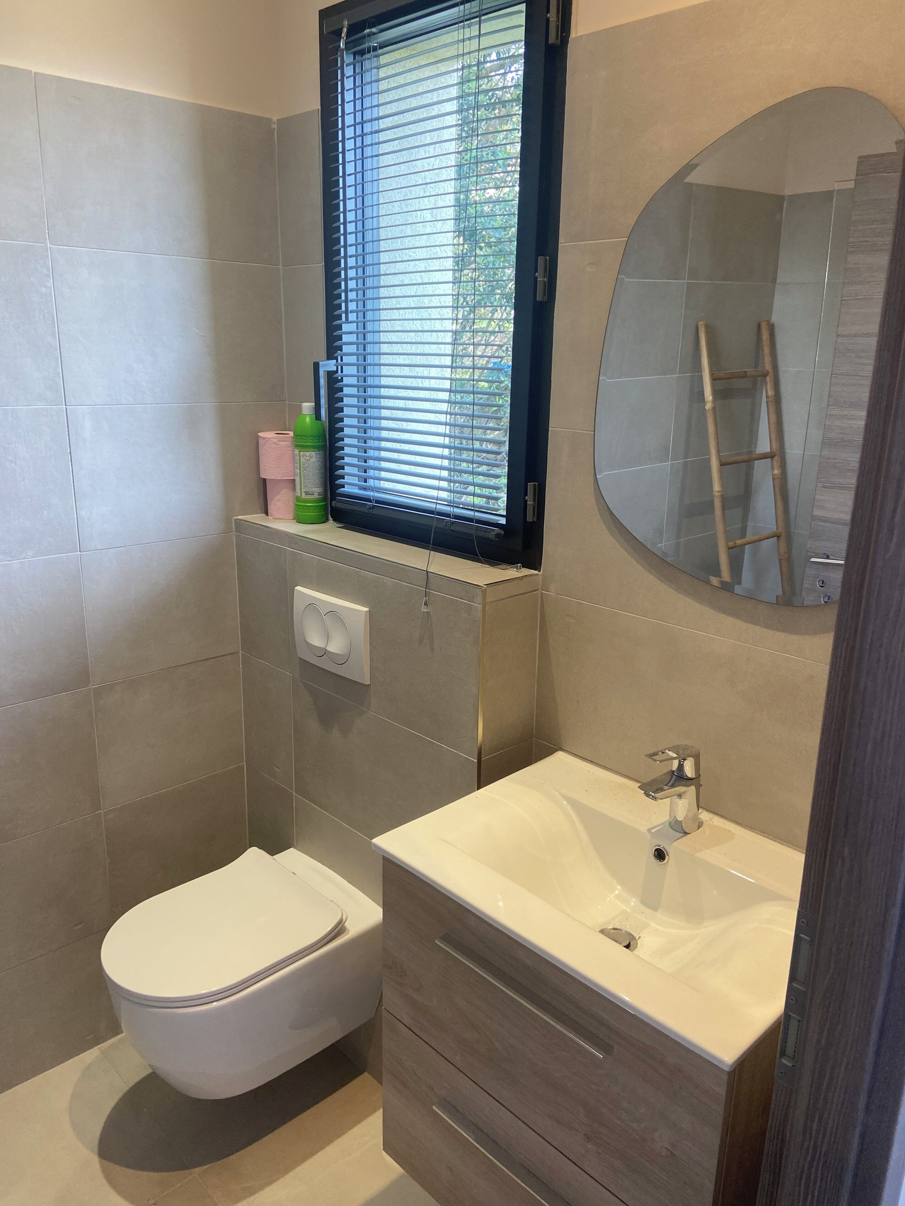 Serviettes fournies, savon, papier toilette