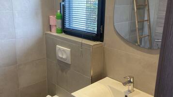 Serviettes fournies, savon, papier toilette