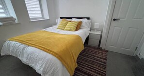 Iron/ironing board, Internet, bed sheets - 1BR Parkside Apt Contractors & Families w/Parking (West Northamptonshire)