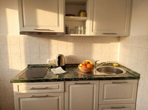 Fridge, stovetop, electric kettle, cookware/dishes/utensils - One-bedroom apartment Casa Vidasca 103 with the pool and the private balcony (Novalja)
