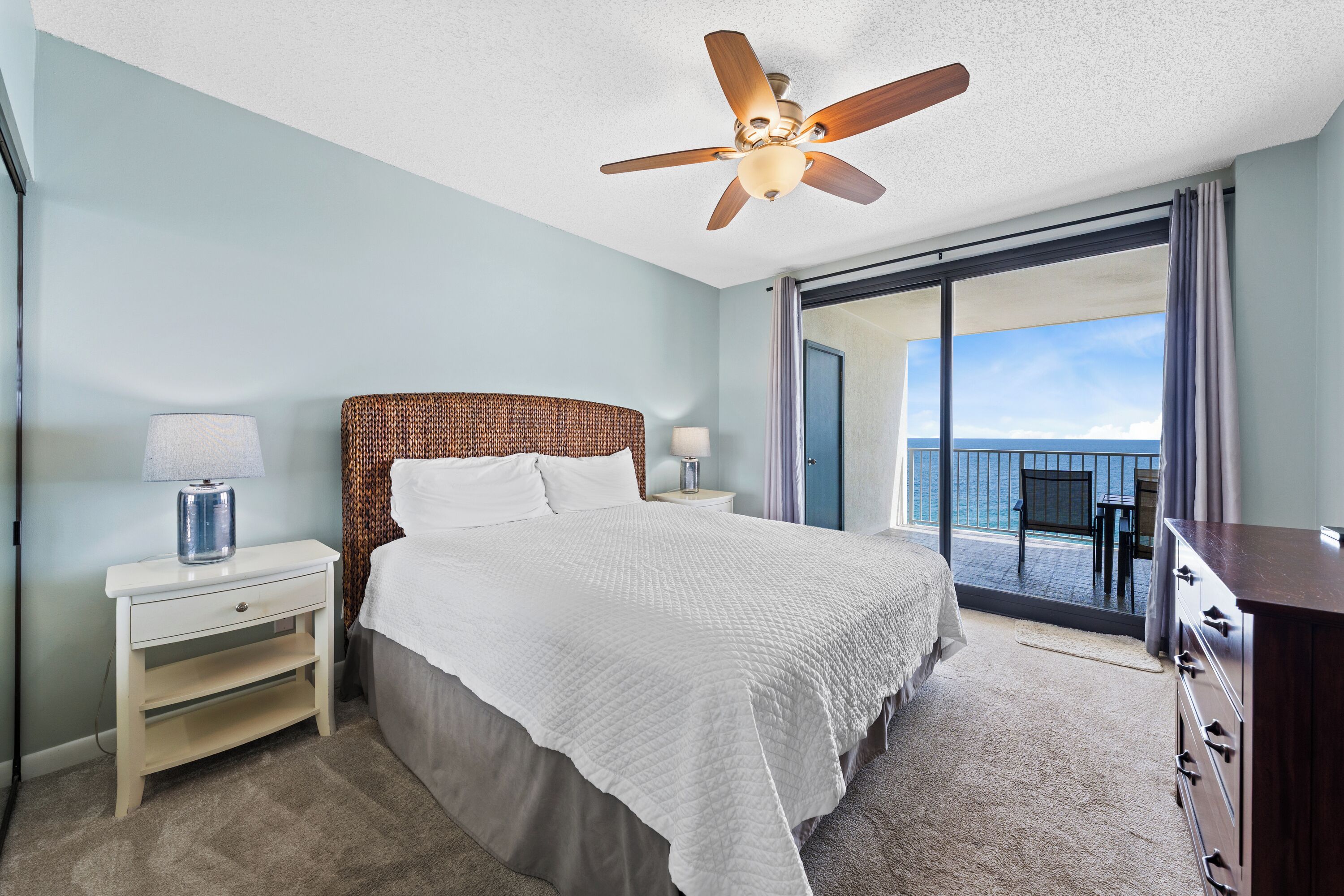 Condo có thiết kế đặc trưng, 3 phòng ngủ, ban công, quang cảnh bãi biển