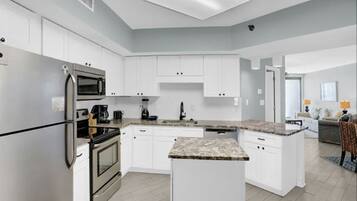 Signature appartement, 3 slaapkamers, balkon, uitzicht op strand | Privékeuken