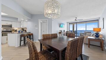 Condo Prestigio, 3 habitaciones, balcón, vista a la playa | Servicio a la habitación