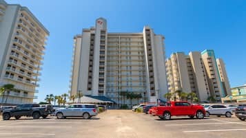 Vista frontal de la propiedad