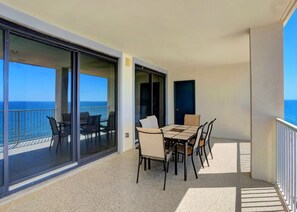 Condo com design assinado, 3 quartos, sacada, vista para a praia | Sacada