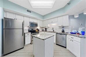 Signature Condo, 3 Bedrooms, Balcony, Beach View | Private kitchen | Fridge, microwave, oven, stovetop - Windward Pointe 1504 (Orange Beach)
