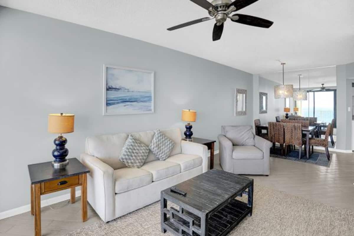 Condo có thiết kế đặc trưng, 3 phòng ngủ, ban công, quang cảnh bãi biển | Phòng khách