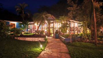 Bagian depan properti - sore/malam