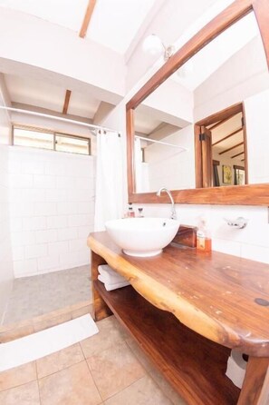 Superior tweepersoonskamer, balkon, uitzicht op tuin | Badkamer