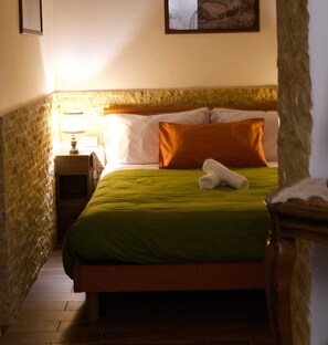 Room - Vacation House Dolce Angelo 21, with view of Amphitheater, in the heart of the historic center (Sutri)