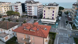 Ett bostadsområde med flerfamiljshus, ett stoppskylt och utsikt över havet.