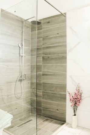 Shower, hair dryer, towels, soap - Spiros Studio by Hestia Travel just 550m from Roda Beach. (Roda)