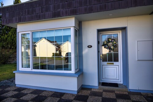 3 Bed House Sleeps 8 -garden - Free Parking - Wifi