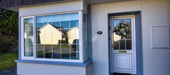 3 Bed House Sleeps 8 -garden - Free Parking - Wifi