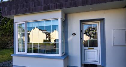 3 Bed House Sleeps 8 -garden - Free Parking - Wifi