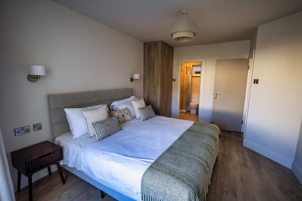 3 Bed House Sleeps 8 -Garden - Free Parking - Wifi - Killarney