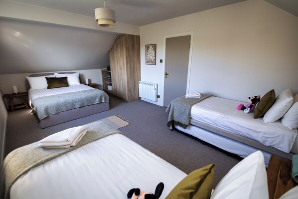 3 bedrooms, iron/ironing board, free WiFi, bed sheets