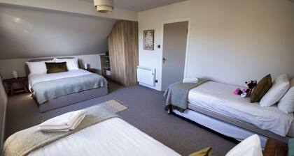 3 Bed House Sleeps 8 -garden - Free Parking - Wifi