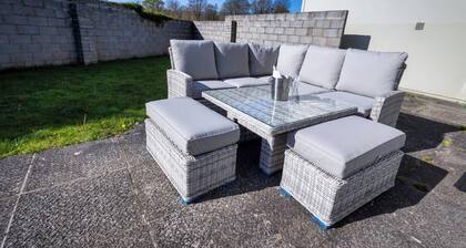 3 Bed House Sleeps 8 -garden - Free Parking - Wifi