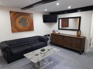 Living area - The George and Dragon Hotel (Sudbury)