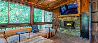 Adorable Cabin near Lake Burton with amazing views - Pet Friendly!