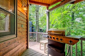 Property grounds - Adorable Cabin near Lake Burton with amazing views - Pet Friendly! (Clayton)