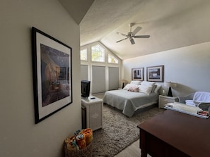 2 bedrooms, iron/ironing board, Internet, bed sheets