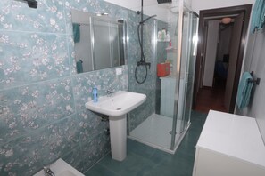 Dusche, Bidet, Handtücher