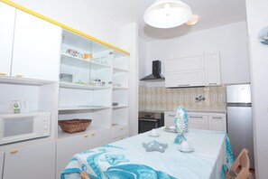 Frigorífico, microondas, placa de cocina y cafetera o tetera