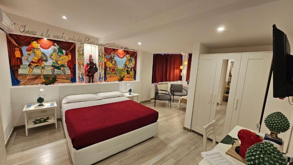 Una habitación de hotel con cama, escritorio y armario.