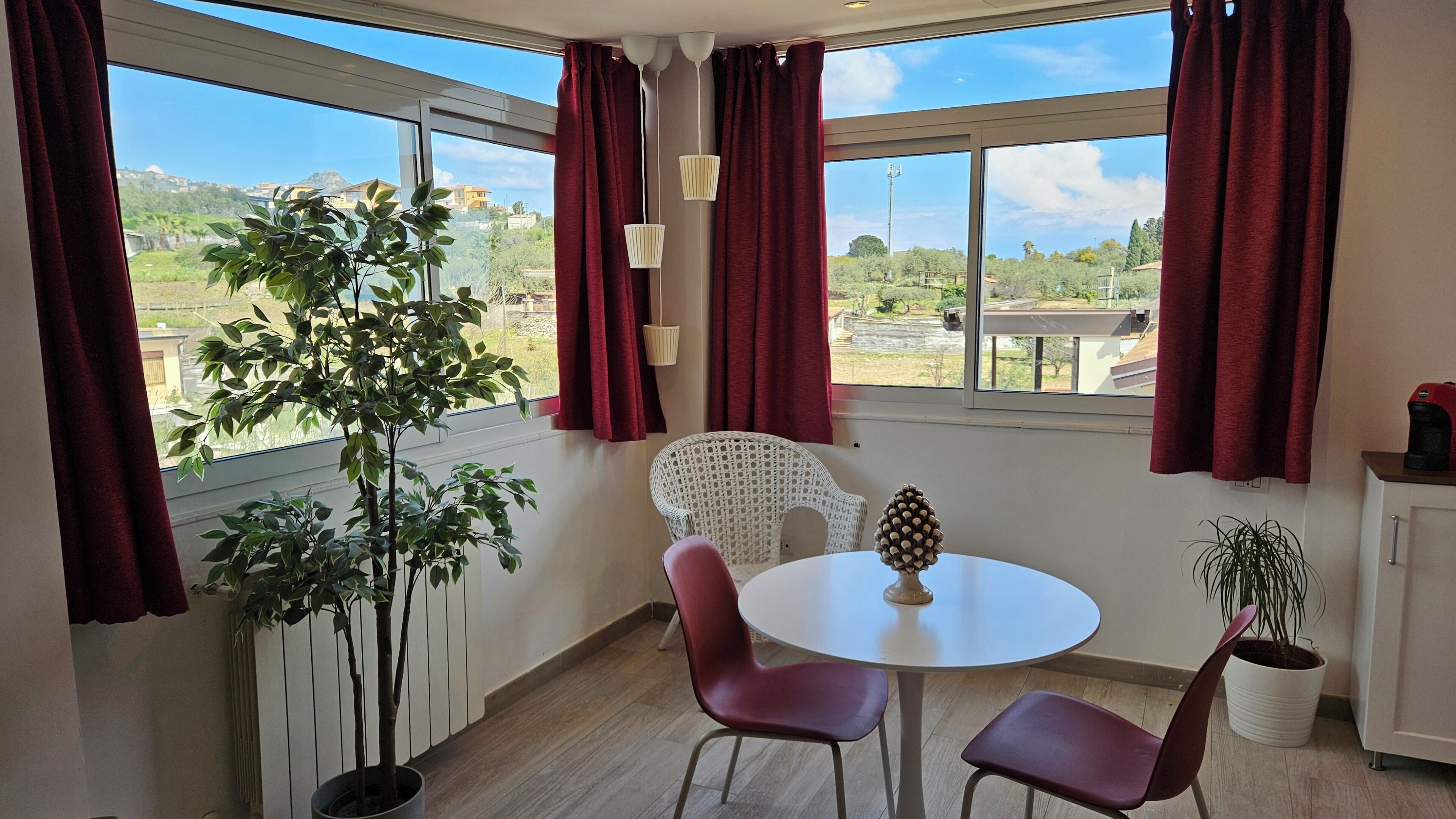 Deluxe Double Room, Kitchenette | Dining