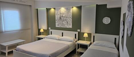 Una habitación de hotel con dos camas, lámparas de noche, un cuadro en la pared y una ventana con persianas.